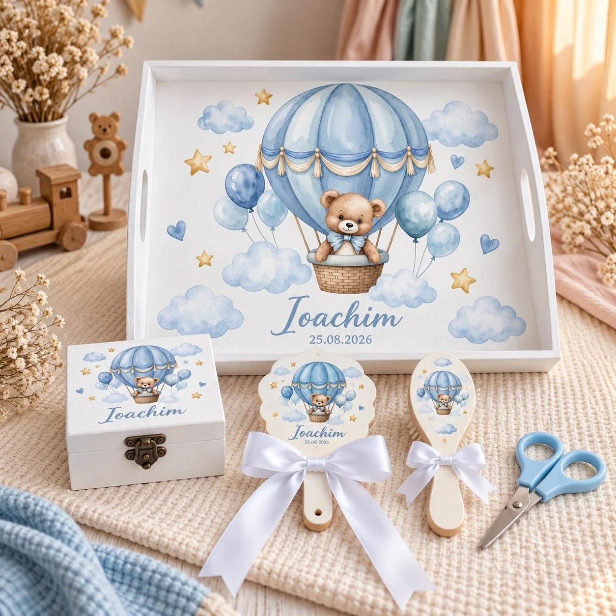 Set tăviță moț băiat cu ursuleț într-un balon albastru cu aer cald, nori și stele, cu oglindă, perie, cutiuță și forfecuță