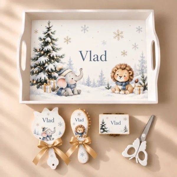 Iarna cu Elefant și Leu Set moț băiat cu tăviță albă, oglindă, perie și cutiuță, cu un elefant în căciulă și un pui de leu într-o pădure înzăpezită
