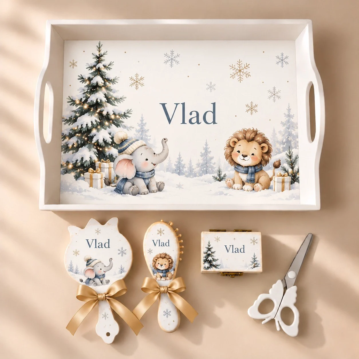 Set moț băiat cu tăviță albă, oglindă, perie și cutiuță, cu un elefant în căciulă și un pui de leu într-o pădure înzăpezită