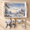 Tăviță moț iarna cu cabană înzăpezită, brazi și pod peste pârâu, alături de oglindă, perie, cutiuță pentru șuviță și forfecuță albă