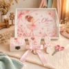 Balerina Roz Set tăviță turtă balerina Roz: tăviță albă cu balerină în tutu și lebădă cu coroniță, oglindă cu fundă, perie, cutiuță și forfecuță roz