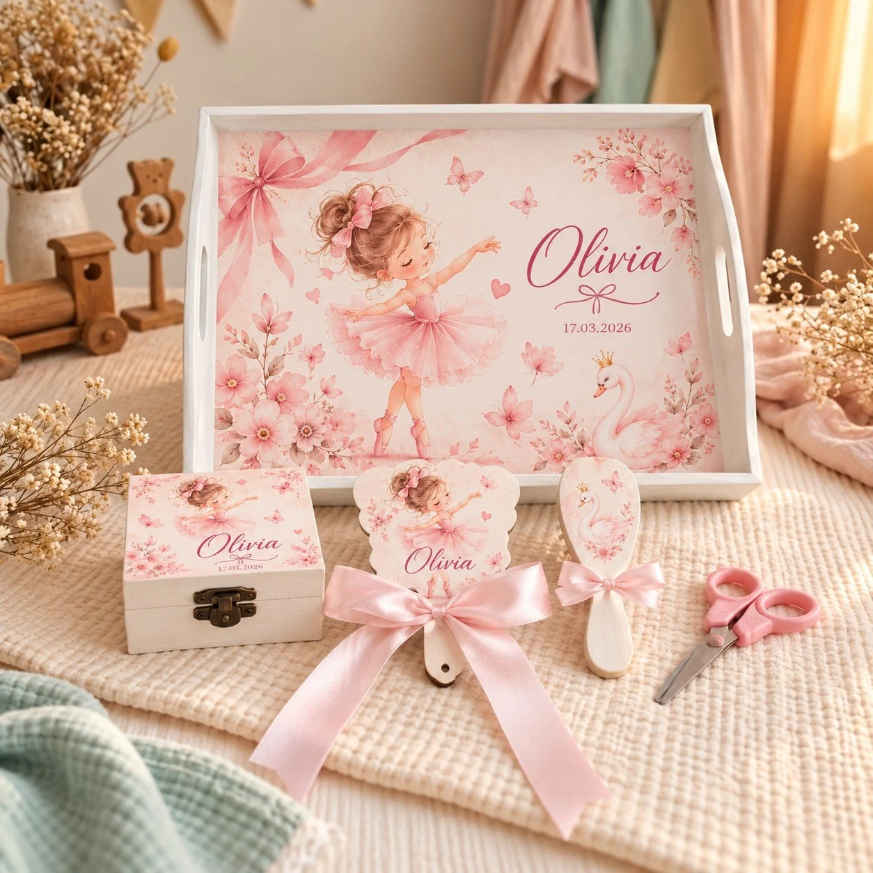 Set tăviță turtă balerina Roz: tăviță albă cu balerină în tutu și lebădă cu coroniță, oglindă cu fundă, perie, cutiuță și forfecuță roz