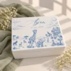 Trusou botez baiat model Savana Albastra: cutie de lemn alba personalizata cu numele si data botezului, girafa, elefant si zebra in albastru