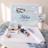 Trusou botez complet model Avion Vintage: cutie de lemn personalizata cu numele si data botezului, lumanare fagure cu inima, prosop cu capison brodat, panza de mir, fasa, cutiuta prima suvita, sticluta mir