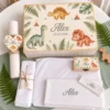 Trusou botez complet model Dinozauri Pastel: cutie de lemn personalizata cu numele si data botezului, lumanare fagure cu inima, prosop cu capison brodat, panza de mir, fasa, cutiuta prima suvita, sticluta mir