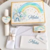 Trusou botez complet baiat model Elefantel cu Curcubeu: cutie de lemn personalizata cu elefantel si curcubeu, lumanare fagure, prosop cu capison brodat, panza de mir, cutiuta prima suvita