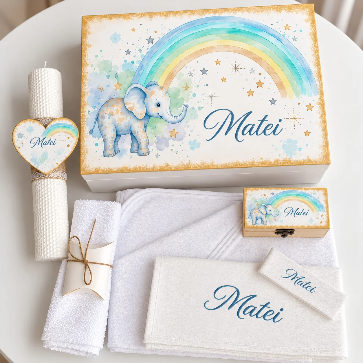 Trusou botez complet baiat model Elefantel cu Curcubeu: cutie de lemn personalizata cu elefantel si curcubeu, lumanare fagure, prosop cu capison brodat, panza de mir, cutiuta prima suvita