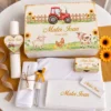Trusou botez complet model Ferma Veselă: cutie de lemn personalizata cu numele si data botezului, lumanare fagure cu inima, prosop cu capison brodat, panza de mir, fasa, cutiuta prima suvita, sticluta mir