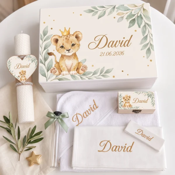 Trusou botez complet model Micul Leu: cutie de lemn personalizata cu n Trusou botez complet model Micul Leu: cutie de lemn personalizata cu numele si data botezului, lumanare fagure cu inima, prosop cu capison brodat, panza de mir, fasa, cutiuta prima suvita, sticluta mir