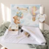 Trusou botez complet baiat model Ursulet cu Baloane bleu: cutie de lemn personalizata cu ursulet, baloane colorate si balon cu aer cald, lumanare fagure cu inima, prosop cu capison brodat, cutiuta prima suvita, sticluta mir
