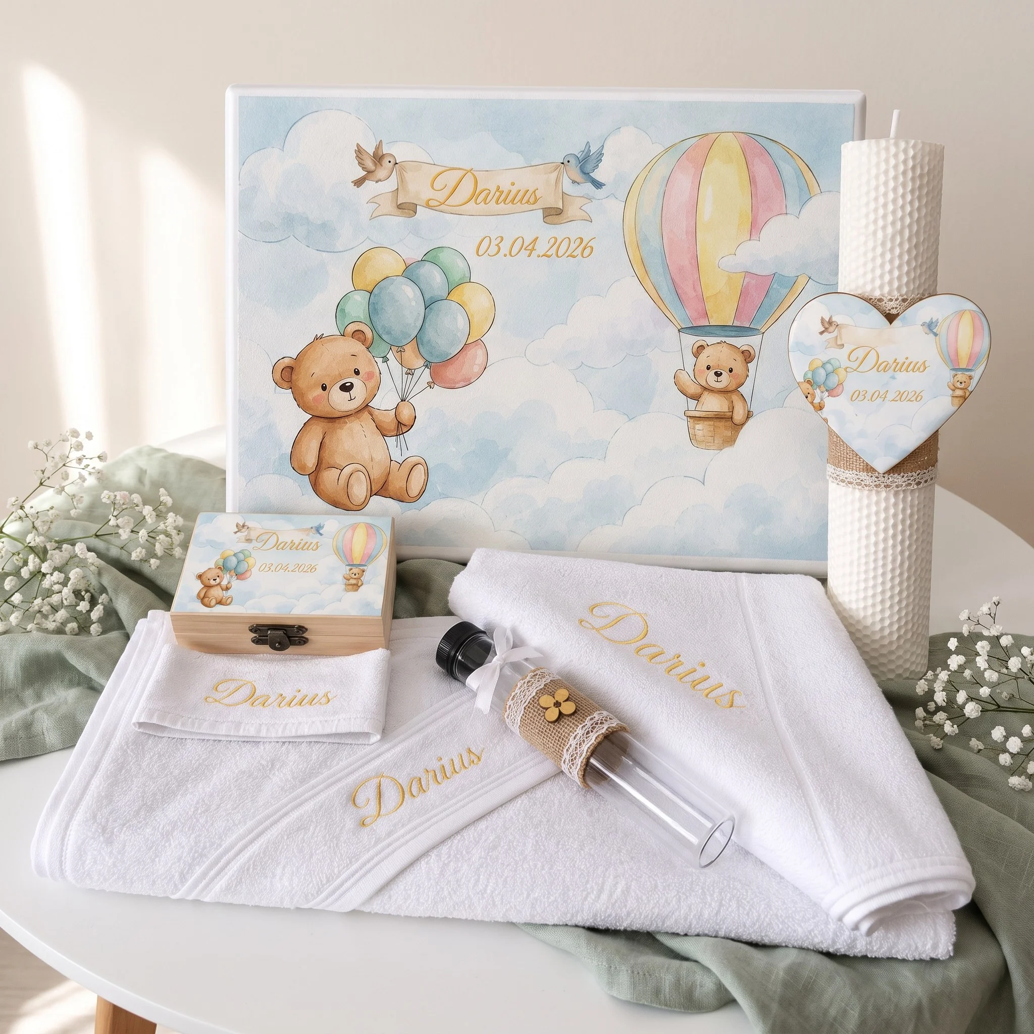 Trusou botez complet baiat model Ursulet cu Baloane bleu: cutie de lemn personalizata cu ursulet, baloane colorate si balon cu aer cald, lumanare fagure cu inima, prosop cu capison brodat, cutiuta prima suvita, sticluta mir