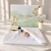 Trusou botez complet model Gradina Inflorita: cutie de lemn personaliz Trusou botez complet model Gradina Inflorita: cutie de lemn personalizata cu numele si data, lumanare fagure, prosop cu capison, panza de mir, sticluta mir