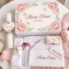 Trusou botez complet model Bujori și Fluturi: cutie de lemn personalizata cu numele si data botezului, lumanare fagure cu inima, prosop cu capison brodat, panza de mir, fasa, cutiuta prima suvita, sticluta mir
