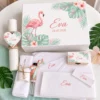 Trusou botez complet model Flamingo Tropical: cutie de lemn personalizata cu numele si data botezului, lumanare fagure cu inima, prosop cu capison brodat, panza de mir, fasa, cutiuta prima suvita, sticluta mir