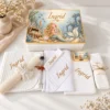Trusou botez complet fete model Sirena cu Comoara: cutie de lemn personalizată cu numele, lumânare fagure, prosop cu capișon brodat, pânză de mir, fașă, cutiuță prima șuviță, sticluță mir