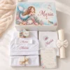 Trusou botez complet fete model Sirena Visătoare: cutie de lemn personalizată cu numele, lumânare fagure, prosop cu capișon brodat, pânză de mir, fașă, cutiuță prima șuviță