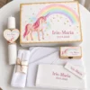 Trusou botez complet fete model Unicorn cu Curcubeu: cutie de lemn per Trusou botez complet fete model Unicorn cu Curcubeu: cutie de lemn personalizata cu unicorn si curcubeu pastel, lumanare fagure, prosop brodat cu numele si data, panza de mir, cutiuta prima suvita