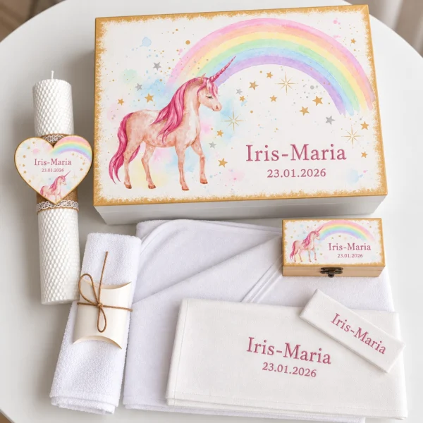 Trusou botez complet fete model Unicorn cu Curcubeu: cutie de lemn personalizata cu unicorn si curcubeu pastel, lumanare fagure, prosop brodat cu numele si data, panza de mir, cutiuta prima suvita