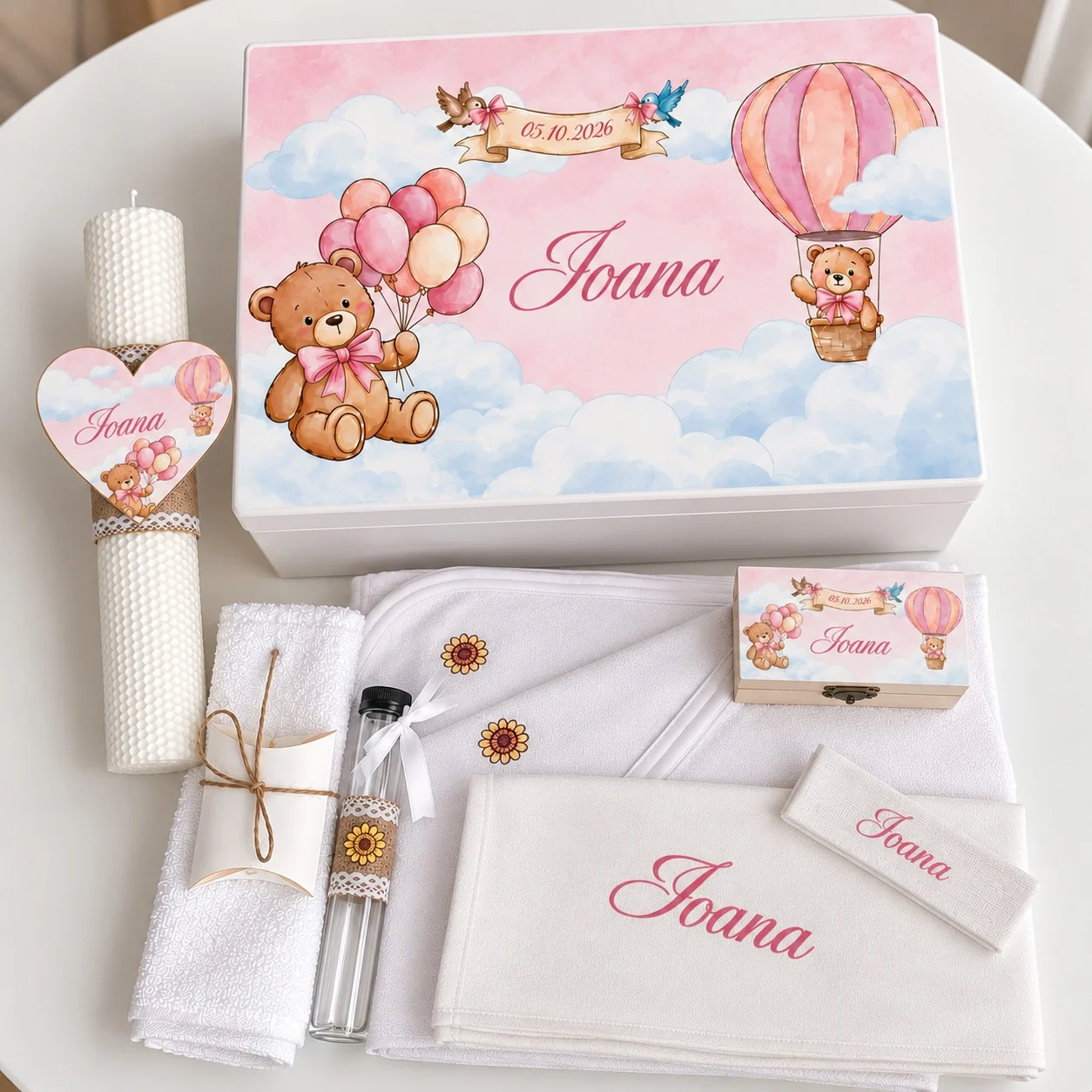 Trusou botez complet fete model Ursulet cu Baloane roz: cutie de lemn personalizata cu ursulet, baloane si balon cu aer cald, lumanare fagure, prosop brodat, panza de mir, sticluta mir