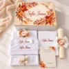 Trusou botez complet model Frunze de Toamnă: cutie de lemn personalizată cu numele, lumânare fagure cu inimioară, prosop cu capișon brodat, pânză de mir, fașă, cutiuță prima șuviță