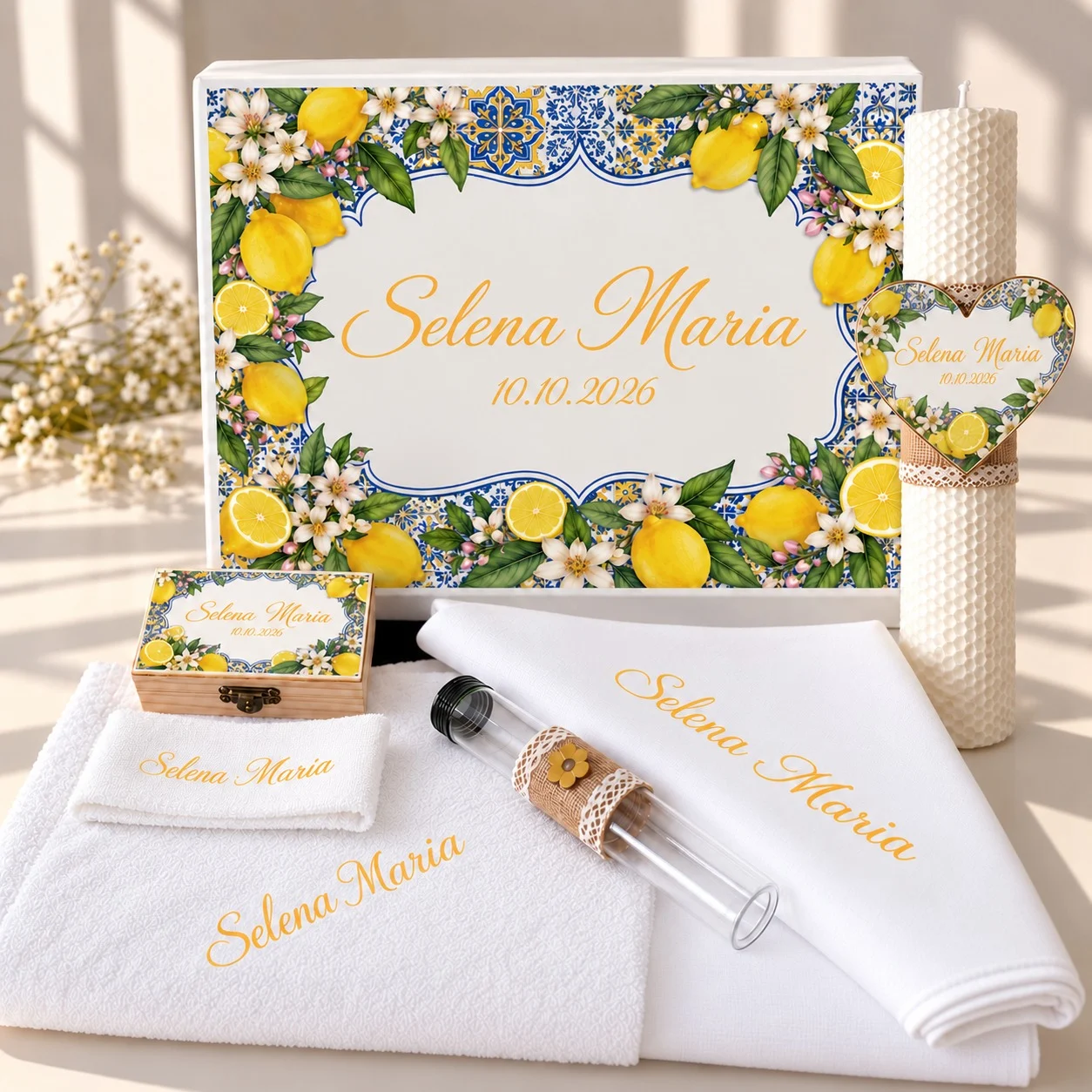 Trusou botez complet model Lamai Mediteraneene: cutie de lemn personalizata cu lamai si faianta albastra, lumanare fagure, prosop cu capison, panza de mir, sticluta mir, cutiuta prima suvita
