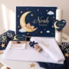 Trusou botez complet model Noapte cu Lună și Stele: cutie de lemn personalizata cu numele si data botezului, lumanare fagure cu inima, prosop cu capison brodat, panza de mir, fasa, cutiuta prima suvita, sticluta mir