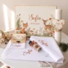 Trusou botez complet model Pădurea Fermecată: cutie de lemn personalizata cu numele si data botezului, lumanare fagure cu inima, prosop cu capison brodat, panza de mir, fasa, cutiuta prima suvita, sticluta mir