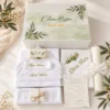 Trusou botez complet model Ramuri de Măslin: cutie de lemn personalizată cu numele și data botezului, lumânare fagure, prosop cu capișon brodat, pânză de mir, fașă, cutiuță prima șuviță