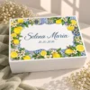 Capacul cutiei de lemn a trusoului Lamai Mediteraneene, personalizat c Capacul cutiei de lemn a trusoului Lamai Mediteraneene, personalizat cu numele si data botezului, lamai, flori albe si faianta albastra