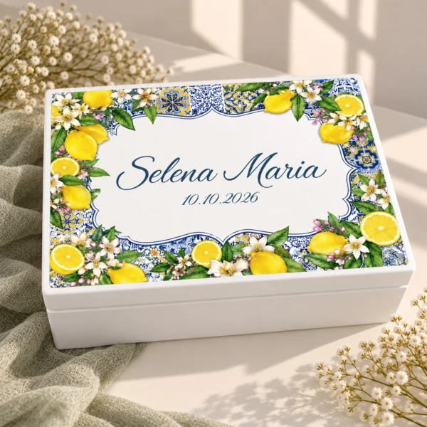 Capacul cutiei de lemn a trusoului Lamai Mediteraneene, personalizat c Capacul cutiei de lemn a trusoului Lamai Mediteraneene, personalizat cu numele si data botezului, lamai, flori albe si faianta albastra
