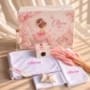 Trusou botez fără lumânare balerina: cutie albă cu balerină, castel și lebădă pe capac, cutiuță mică și prosoape albe cu numele